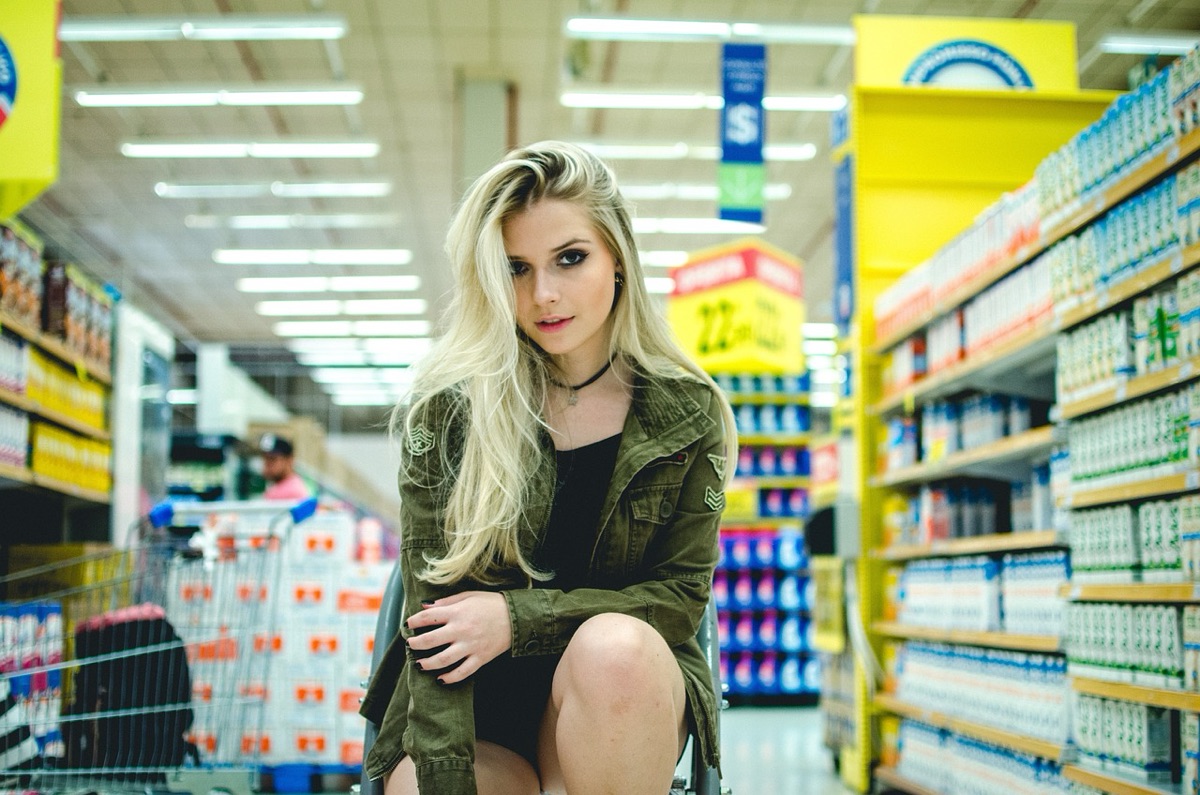 Aisla de supermercado Coles com exposição de licores