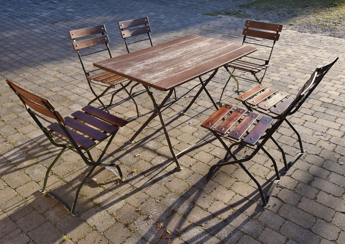 bierfles op houten tafel
