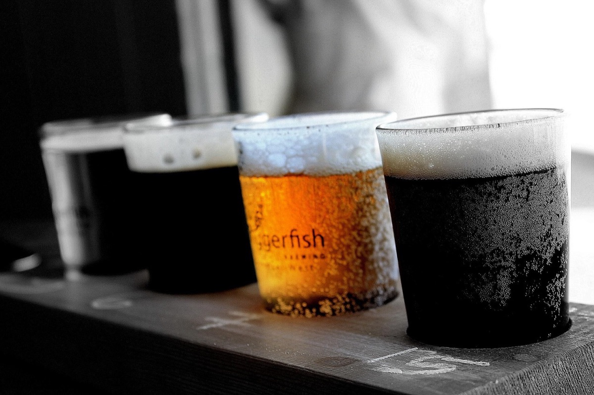bierfles met zachte grijze gietgolf