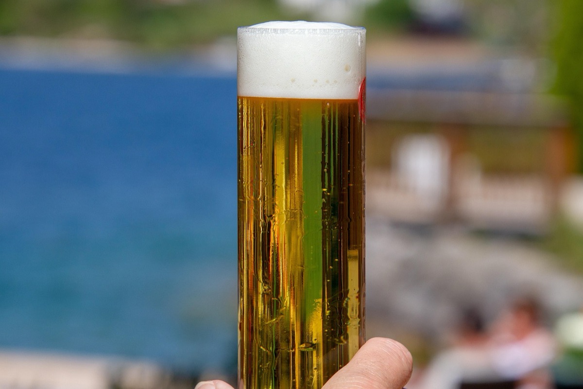 can de cerveja com espuma