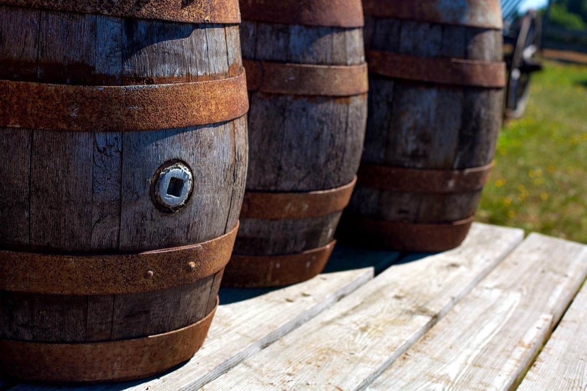 turismo en bodega con barriles
