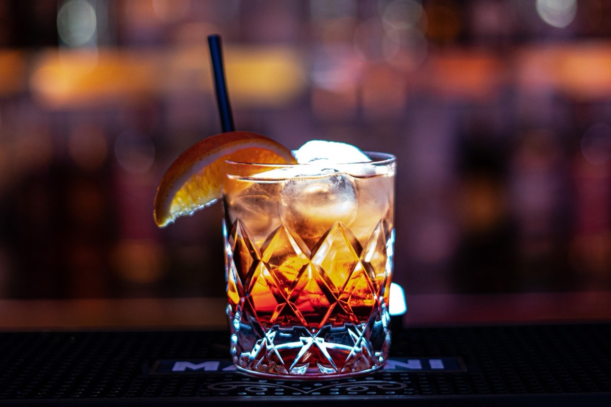 Bar com exibição de vinhos e conhaques