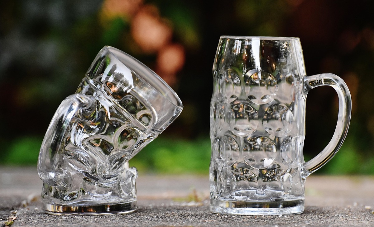 botella de cerveza con taza de vidrio