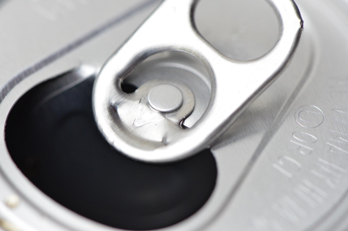 Canette de bière en aluminium, verre givré, bois sombre