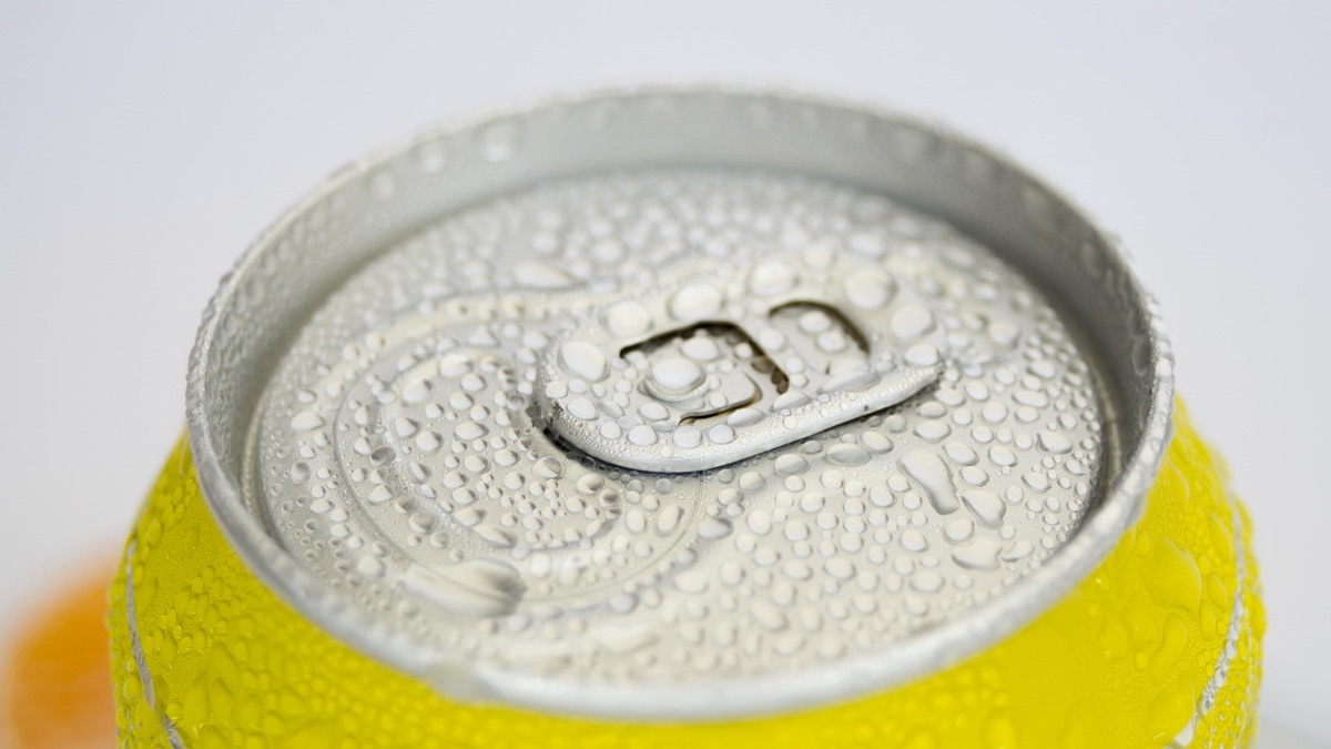 Una birra aperta con il liquido dentro
