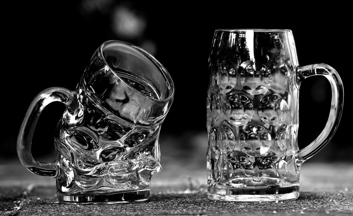 罐裝啤酒與玻璃杯