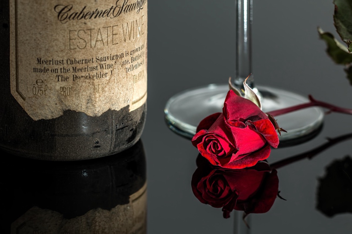 vaso de vino con cubos de hielo
