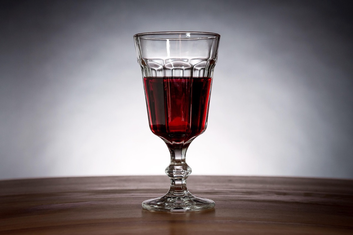 Vinho em copo com reflexo de luz