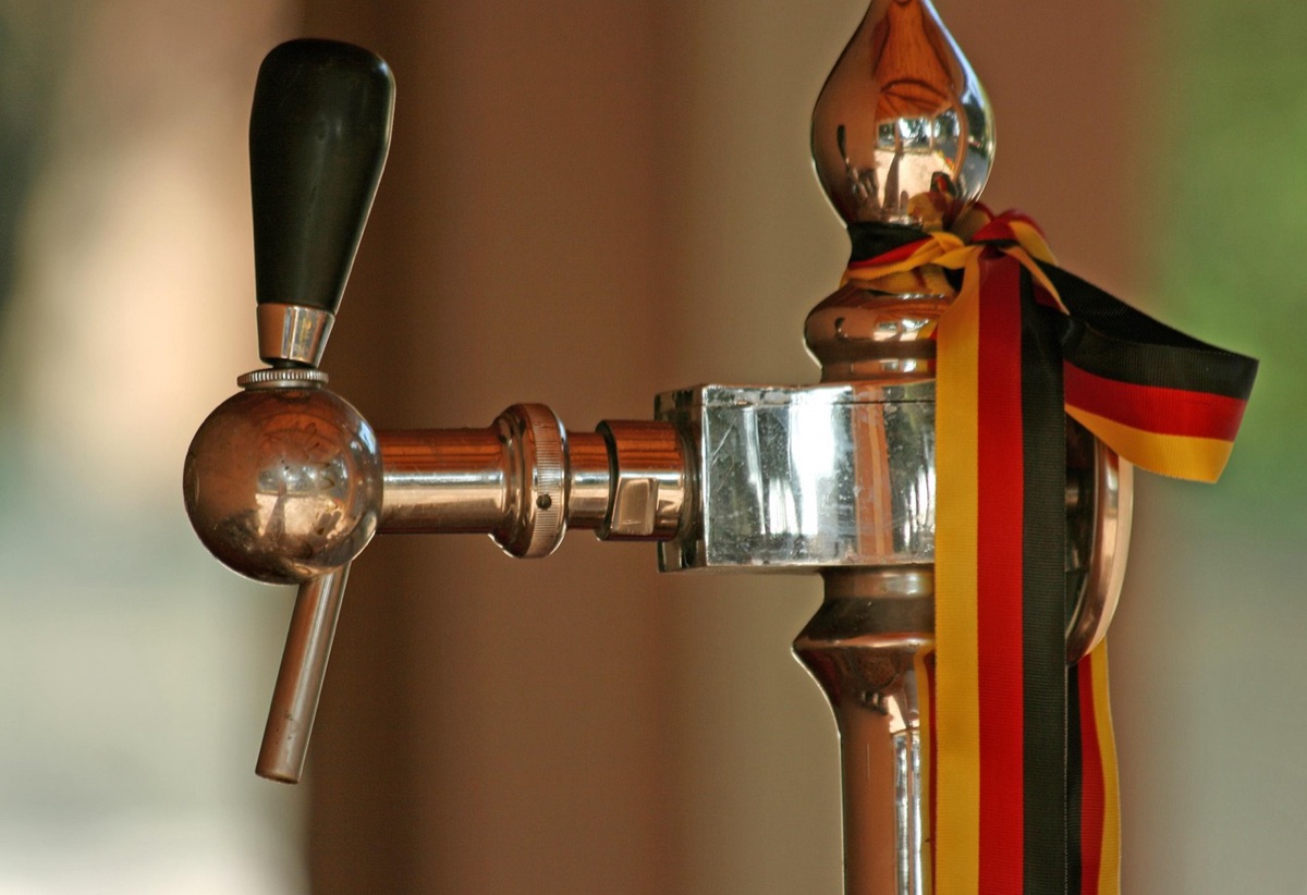 Deutsche Bierhalle mit traditionellen Barstühlen