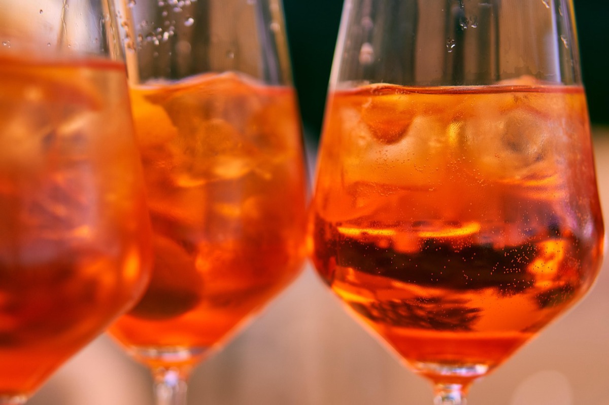 vino en copa con hielo