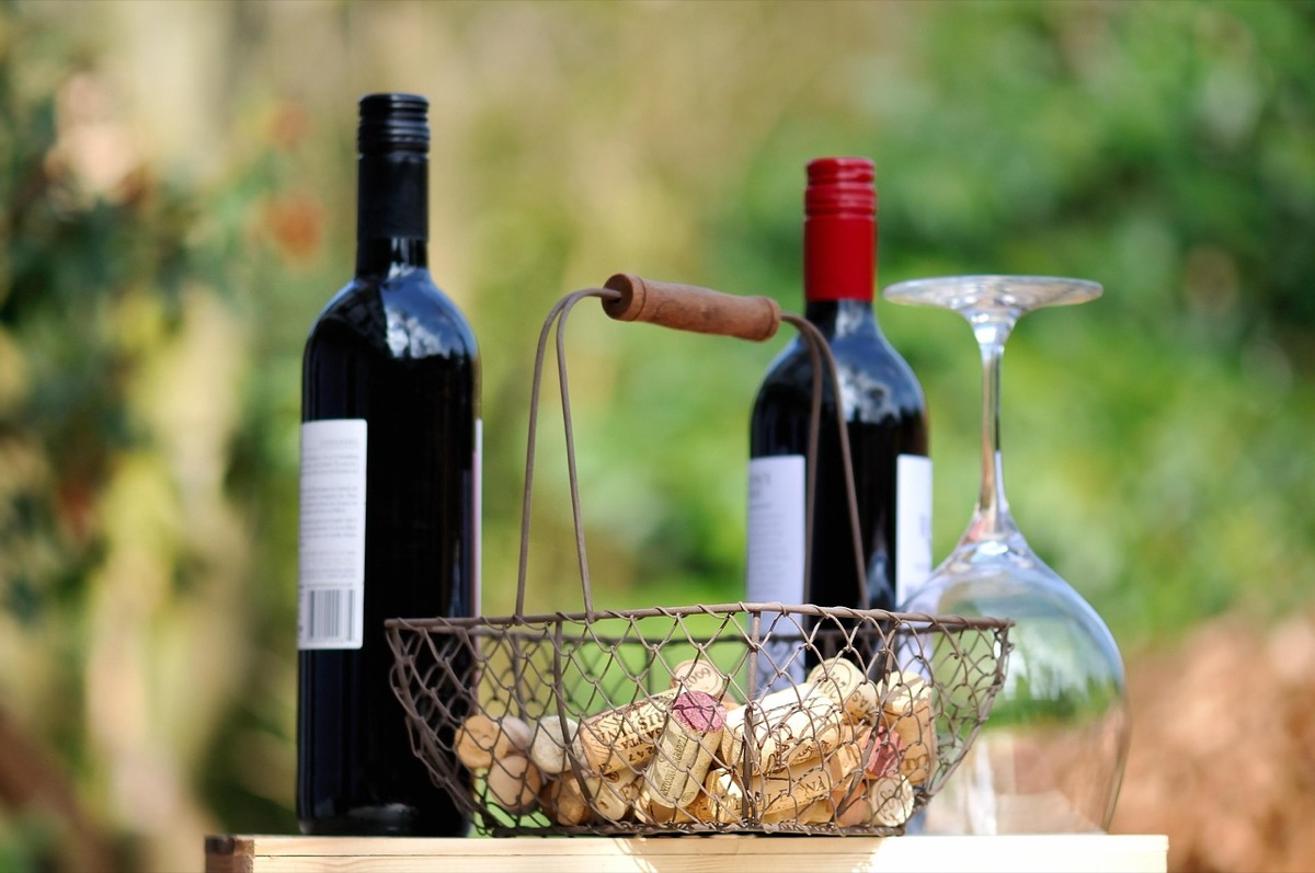 Verre de vin rouge et bouteille de whiskey