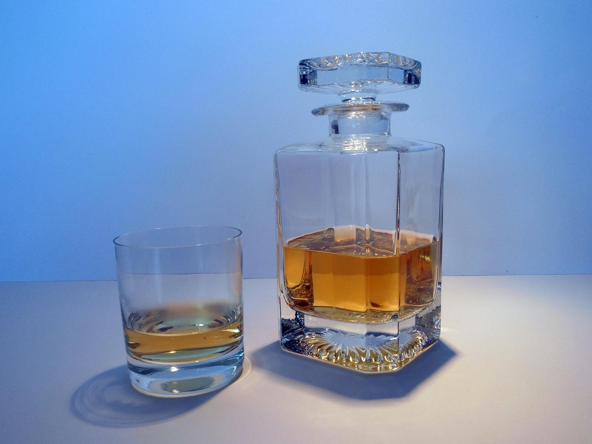 Étiquette d'une bouteille de whiskey et verre de whiskey