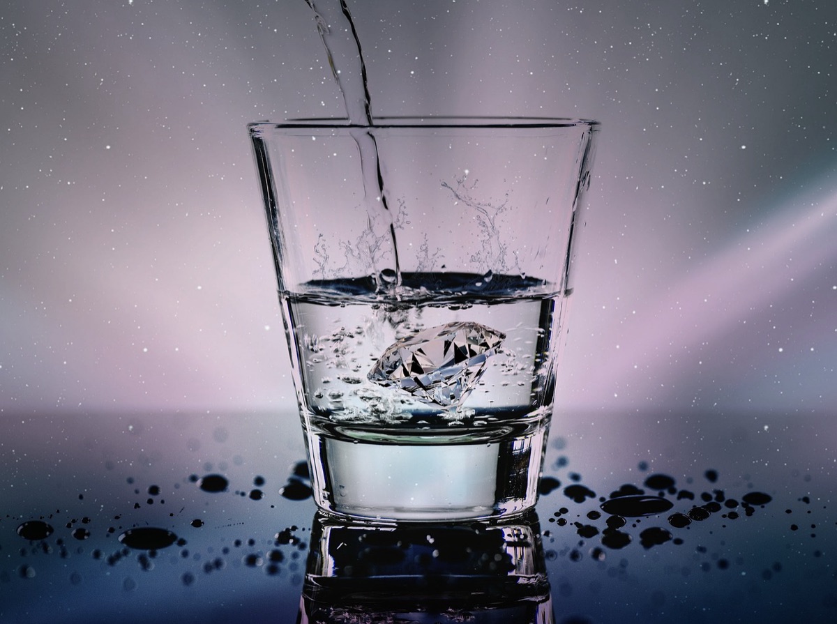 Un verre de whiskeys avec des cubes de glace qui fondent