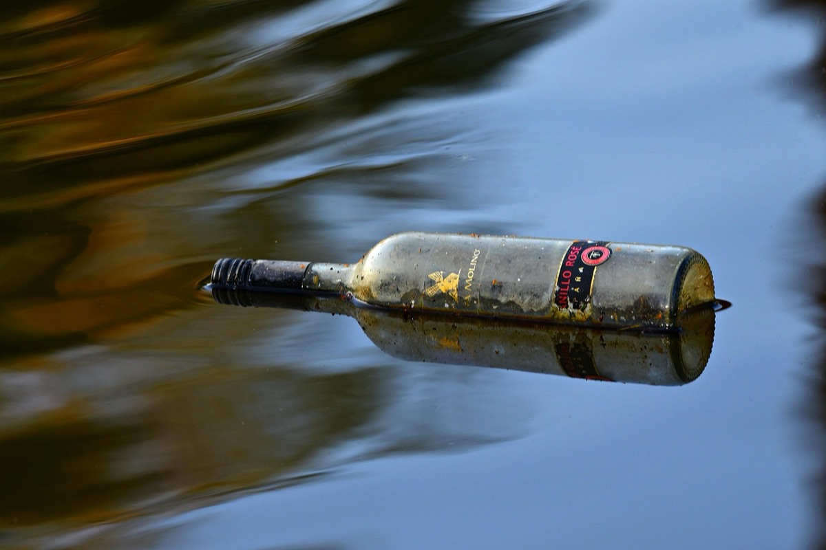 Une bouteille de saké avec une étiquette