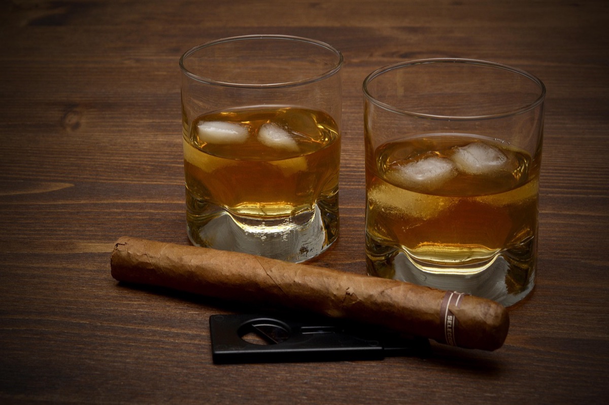 Le distillat dans un verre de whiskeys