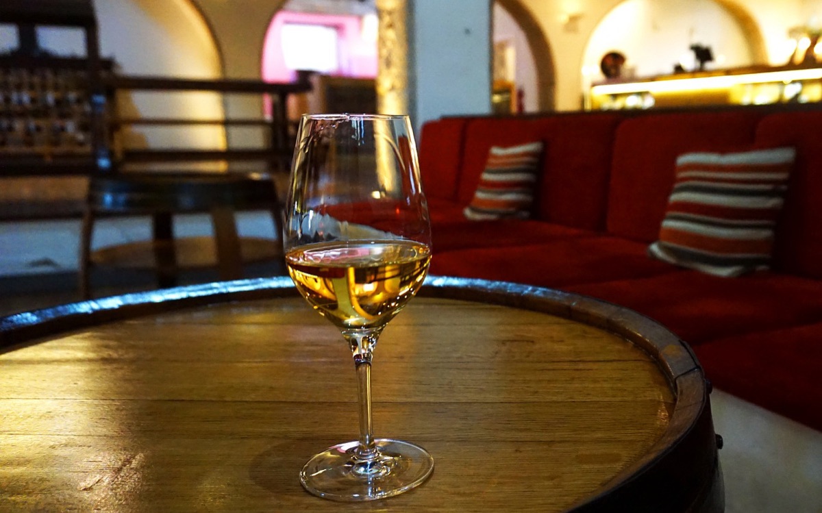 tasting de vinho com copos