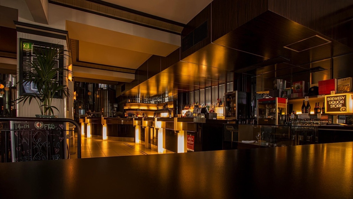 Alkohol und Reisen: Bar counter mit Wein und Bier