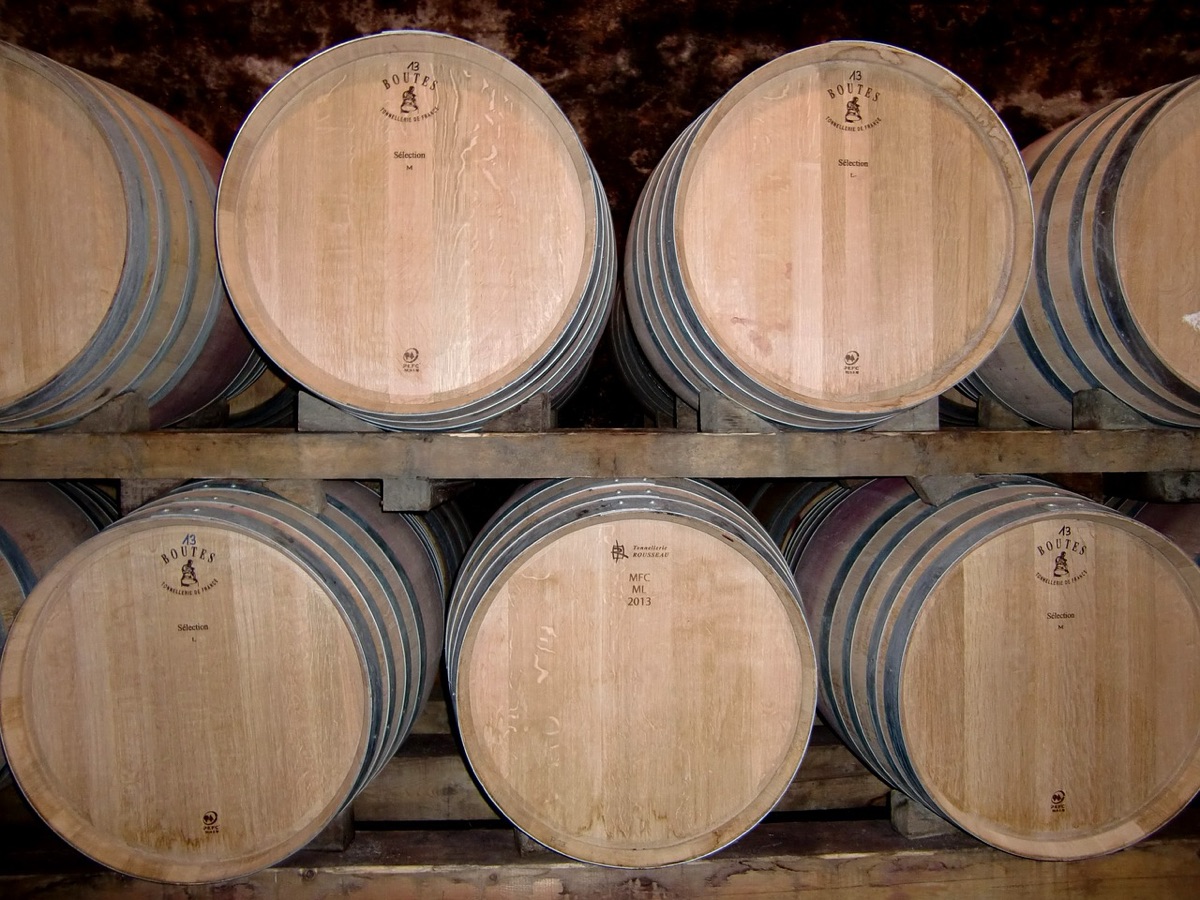 Un tonneau de vin dans un cellier