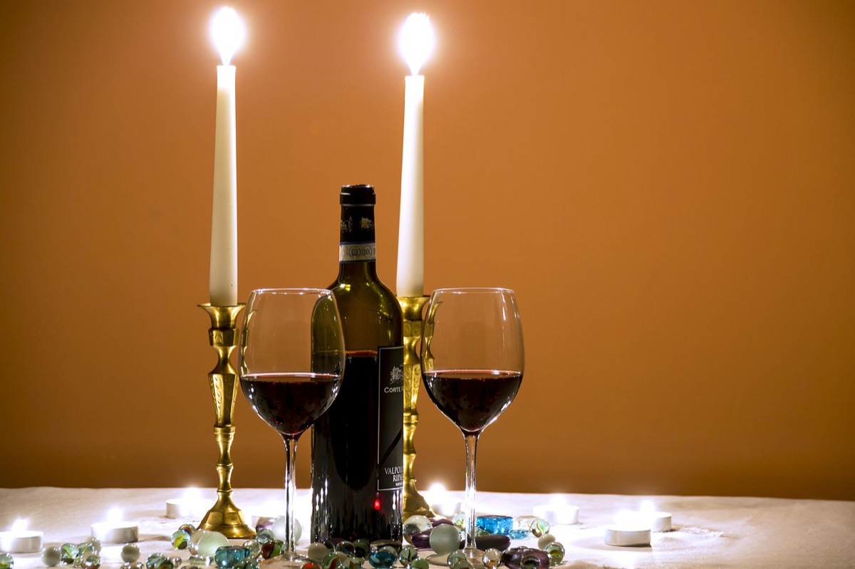Un verre à vin avec un vin rouge