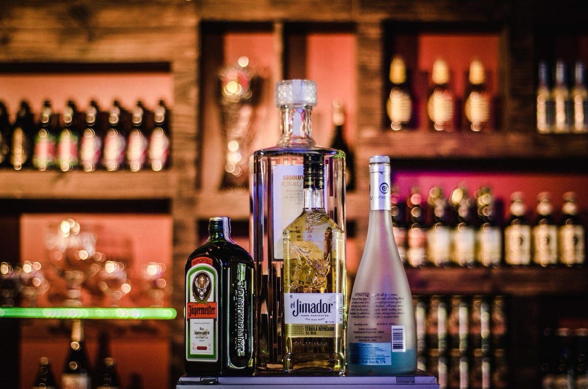 bar com diferentes tipos de bebidas alcoólicas
