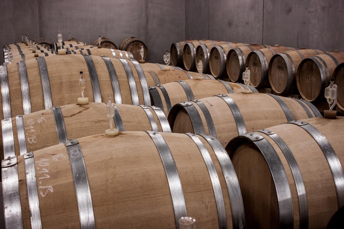 Un barile di grappa italiano con etichetta in legno