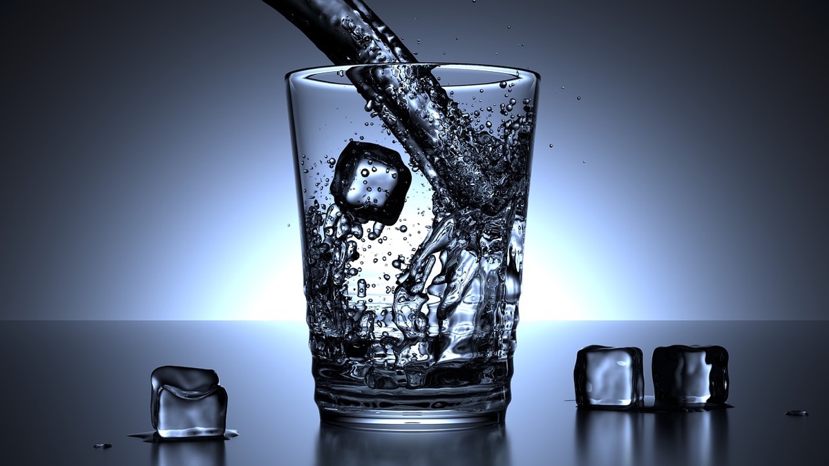 botella de whisky con cubito de hielo