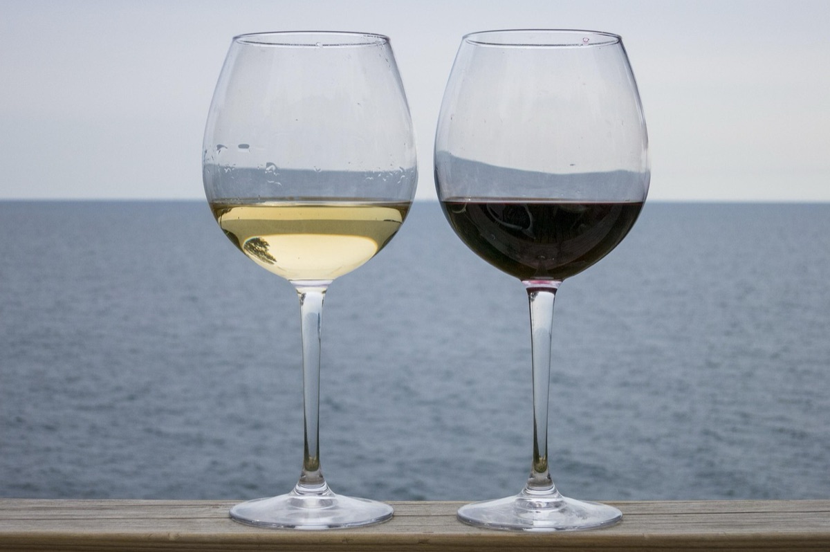 vinho vermelho com pedras de gelo