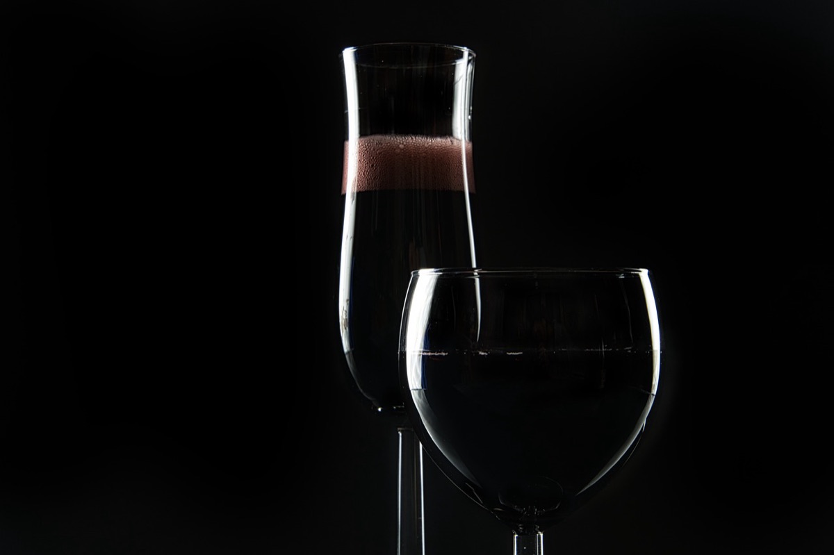 Rotwein Glas und Schokolade