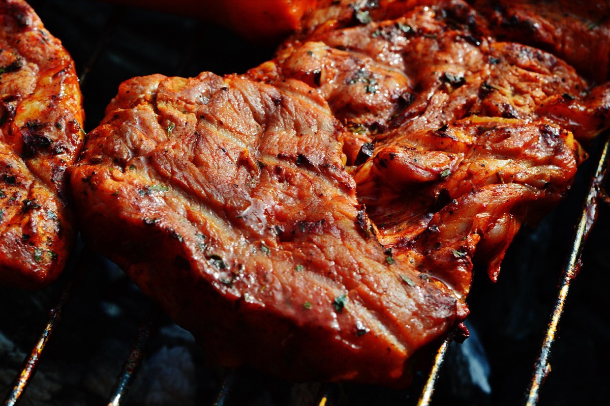 whisky e carne grelhada