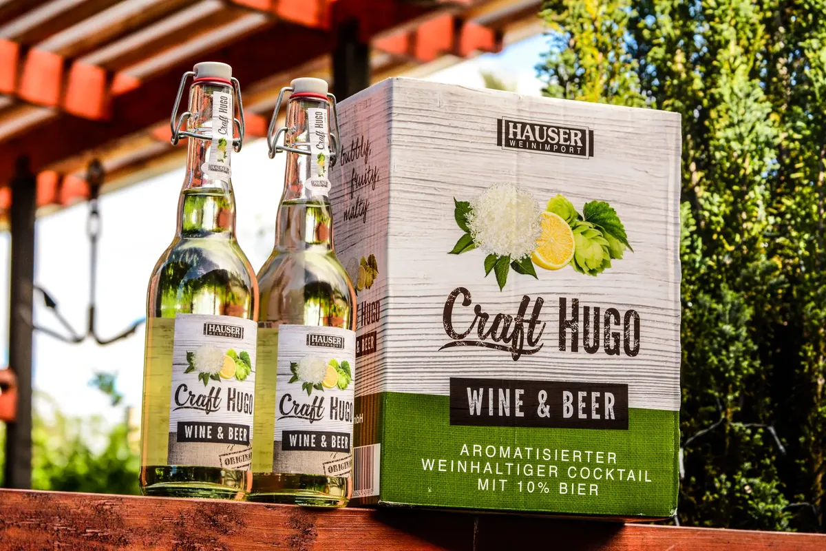 Concepción, Chili에서 화려한 외부 환경에 위치한 Craft Hugo 와인과 beer 병의 줄거리