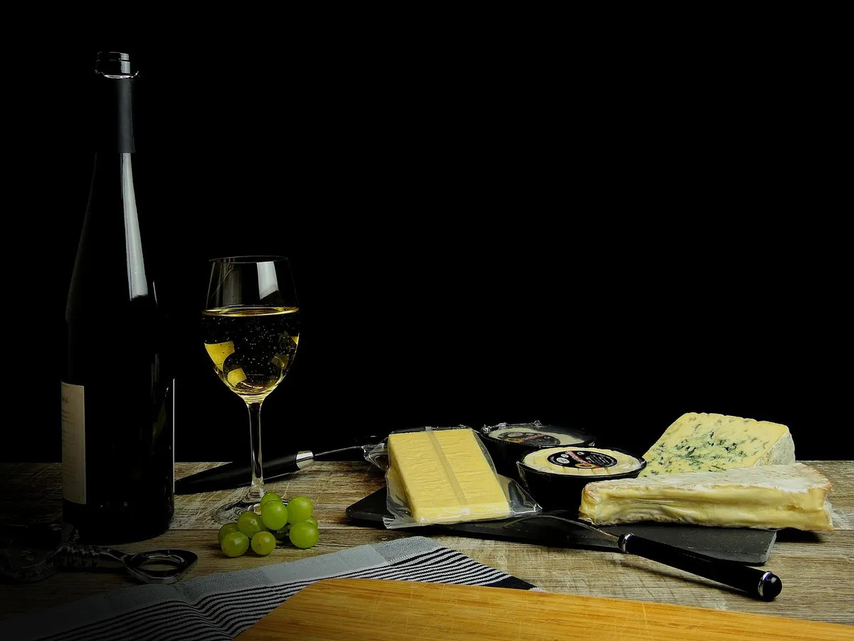 ワイン、飲み物、アルコール、グラス、ボトル、ワインボトル、ワイングラス、白ワイン、アルコール、液体、楽しみ、チーズ、乳製品、食品、食事、珍味、美味しい