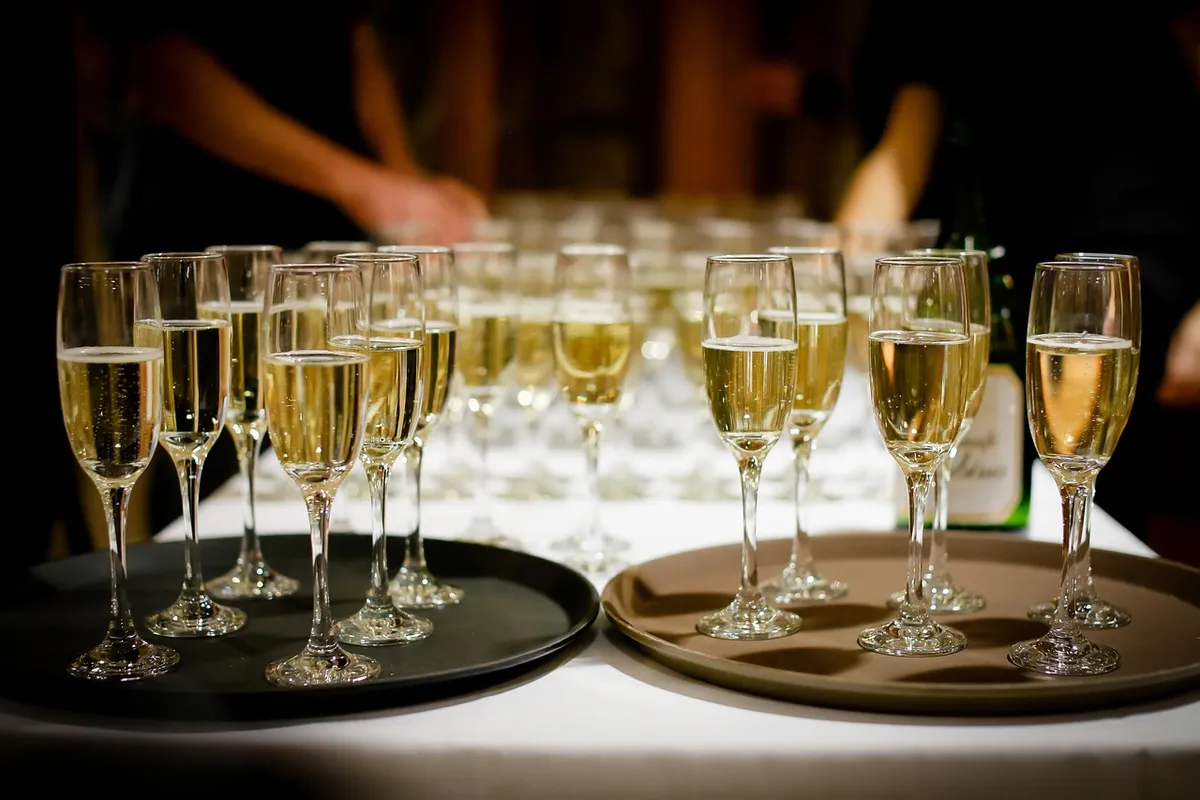 drinks, alcohol, glasses, champagne, wine, serving trays, alcoholic drinks, beverage, refreshment, catering, wedding, party, event, celebration, alcohol, alcoho