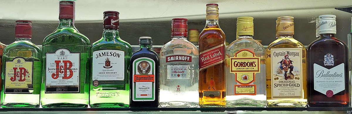 高品質な飲料、選択、バー、セット、ウェイスキー、ジン、ボドカ、ジン、ボドカ、ジン、ボドカ、ジン、ジン