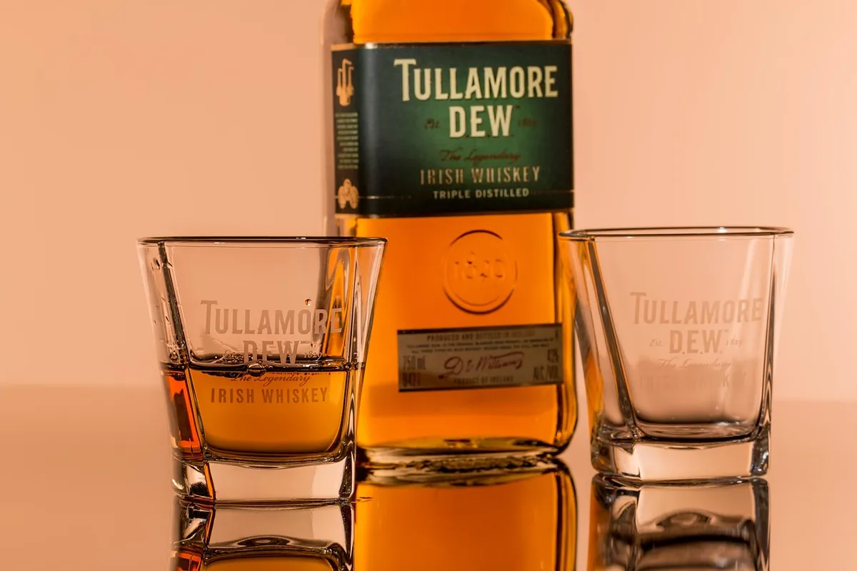 irish whiskey, alcohol, glasses, liquor, beverage, drink, whiskey, bar, alcoholic, shot, bottle, liquid, celebration, booze, tullamore dew, irish whiskey, alcoh